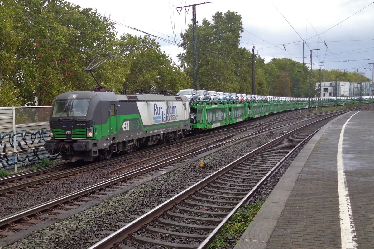 RTB 193 832 schleppt ein Autozug durch K�ln S�d am 24 September 2018.