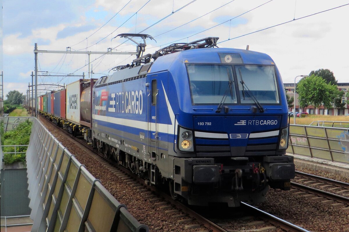 RTBC 193 792 schleppt ein Containerzug durch Tilburg-Reeshof am 7 Juli 2021.