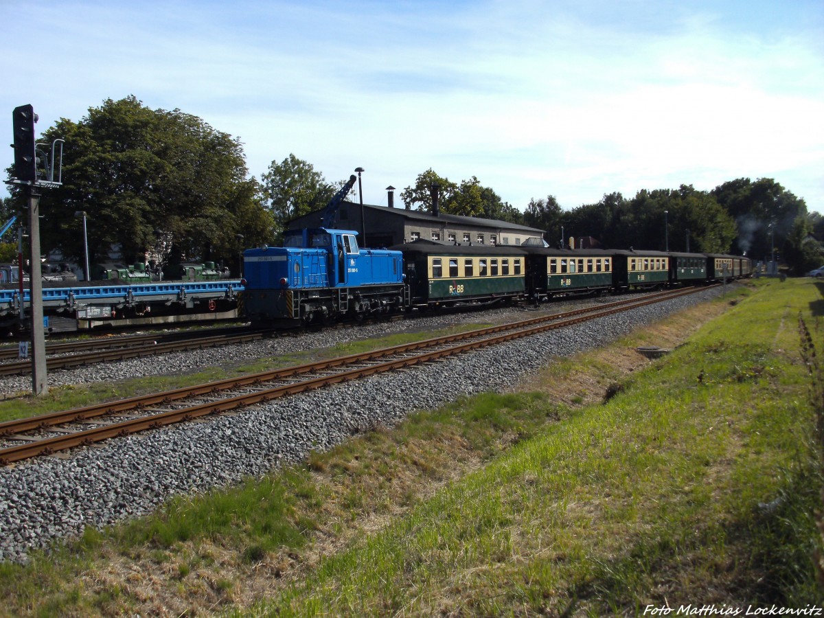 R�BB 251 901 als Schlusslicht unterwegs nach Lauterbach Mole bei derausfahrt aus Putbus am 27.8.13