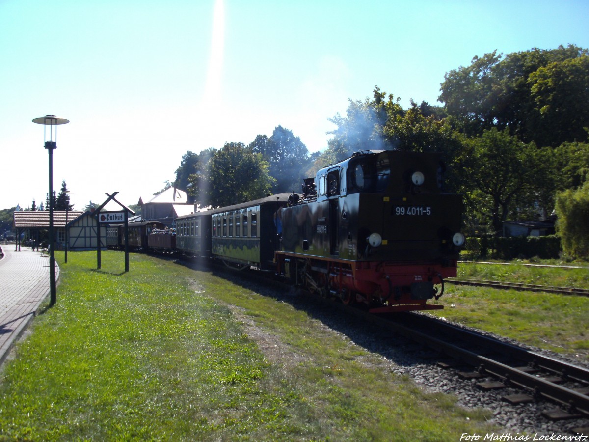 R�BB 99 4011 bei der Ausfahrt aus Putbus nach G�hren am 26.8.13