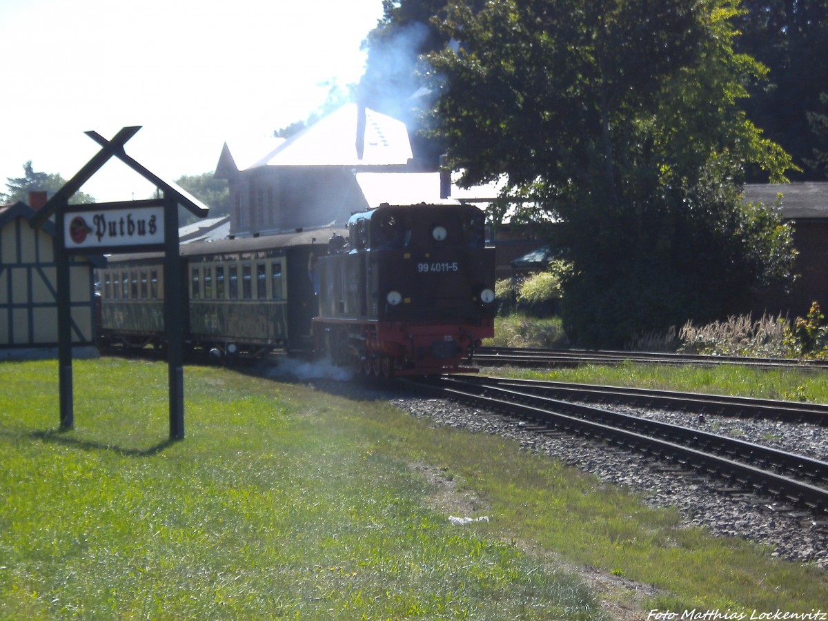 R�BB 99 4011 bei der Ausfahrt aus Putbus nach G�hren am 26.8.13