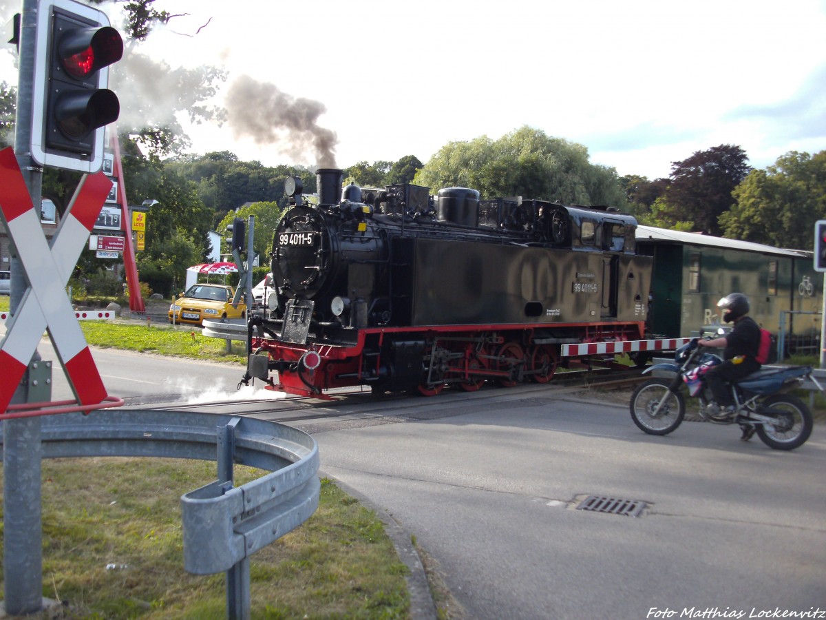 R�BB 99 4011 mit dem P111 bei der einfahrt in Putbus als Schlusslicht am 15.8.13
