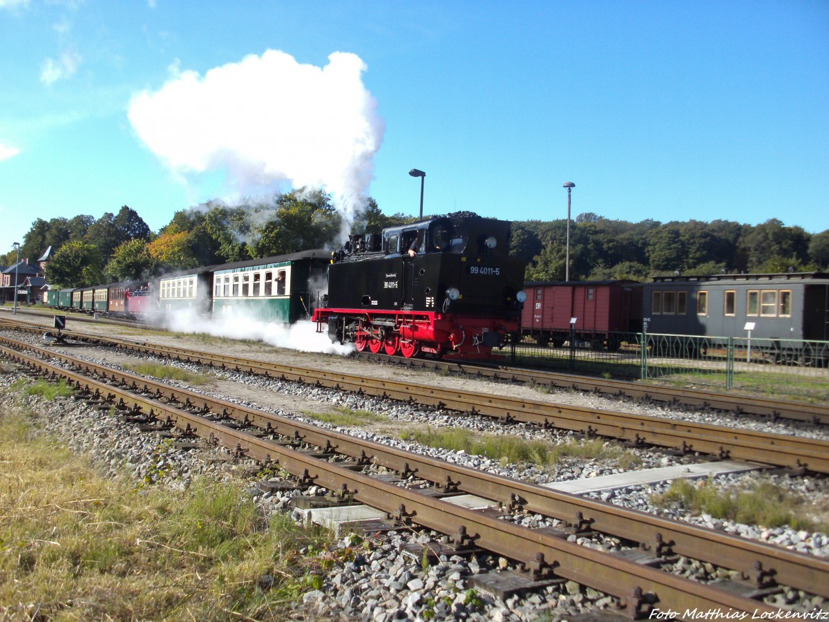 R�Bb 99 4011 mit dem P103 mit ziel Ostseebad G�hren bei der Ausfahrt aus Putbus am 17.9.13