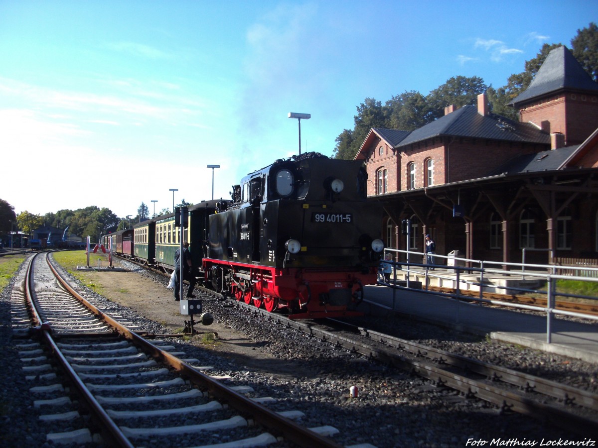 R�BB 99 4011 mit dem P103 mit ziel Ostseebad G�hren steht abfahrbereit im Bahnhof Putbus am 17.9.13
