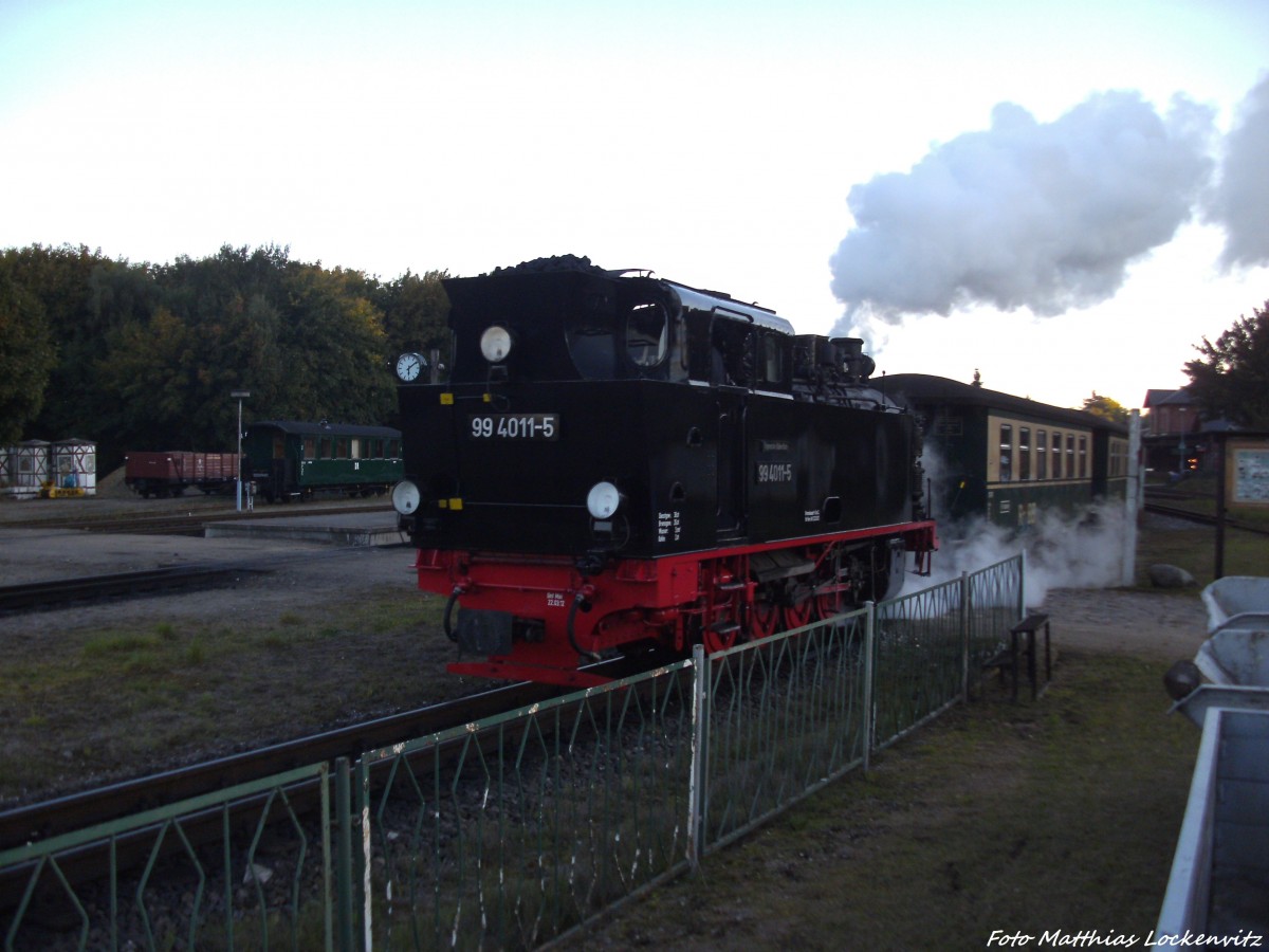 R�BB 99 4011 mit ziel Ostseebad G�hren bei der Ausfahrt aus Putbus am 2.10.13