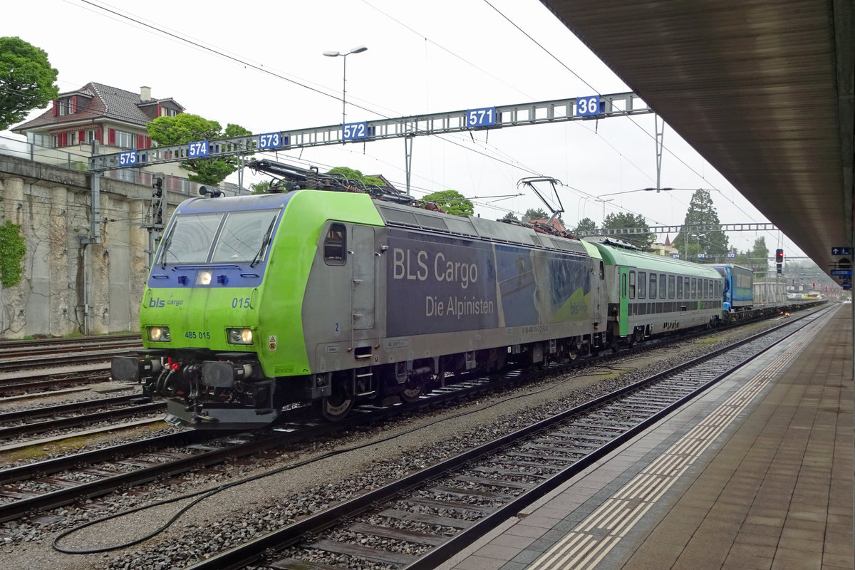 Ruhig treft 485 015 am 28 Mai 2019 mit deren Guterzug in SPiez ein.