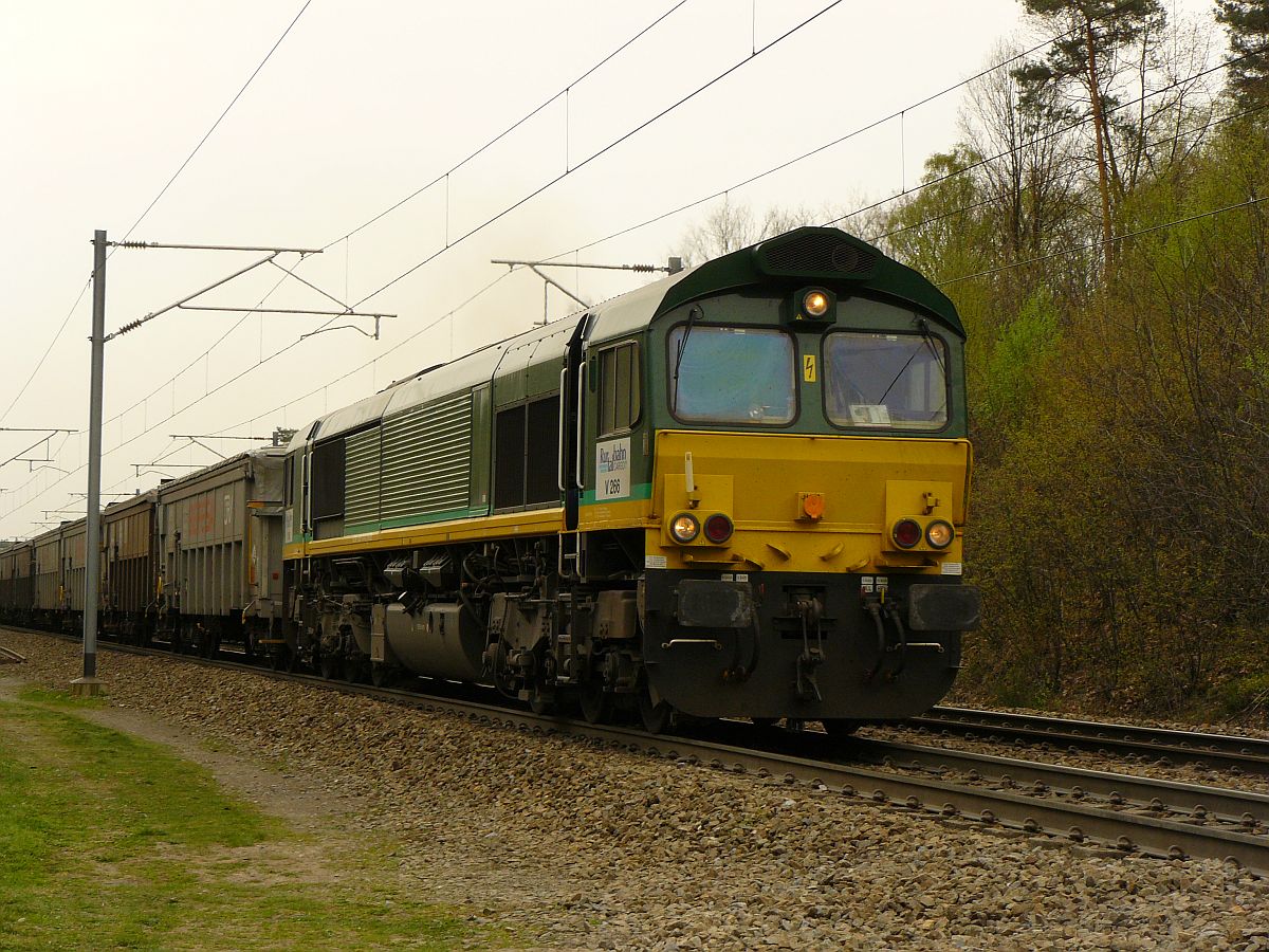 Ruhrtalbahn Class 66 Diesellok V266 Zwischen Montzen (B) und Aachen (D). Gemmenich, Belgien 04-04-2014.

Ruhrtalbahn Class 66 dieselloc V266 Spoorlijn Montzen-Aachen. Gemmenich, Belgi 04-04-2014.