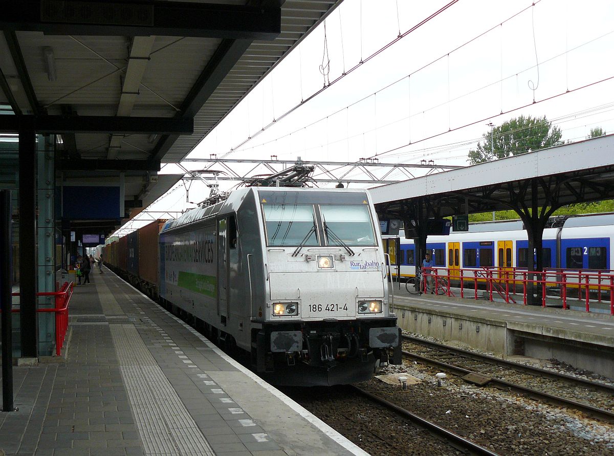 Ruhrtalbahn Lok 186 421-4 mit Containerzug. Gleis 1 Dordrecht, Niederlande 12-06-2015.

Ruhrtalbahn loc 186 421-4 met containertrein. Spoor 1 Dordrecht 12-06-2015.