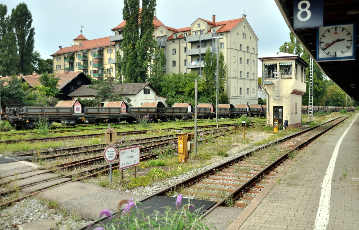 Rungen-Spezialwagen 33 RIV 80 D-JH 3993 122-9 RS und weitere des Typs in Lindau-Insel und altem Stellwerk am 12.08.2023.