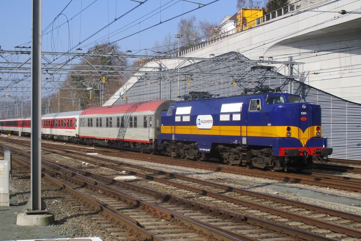 RXP 1251 treft mit ein Alpen-Express am 4 M�rz 2018 in Arnhem Centraal ein. Bis 2011 war 1251 Eigentum von HUSA. 