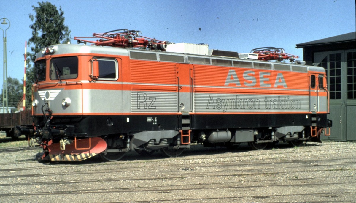 Rz von ASEA, Baujahr 1982 steht im Verkehrsuseum Gävle am 10.08.1994. Die Lok hat mit 15,520 m Länge ein gewicht von 81 Tonnen. Die Leistung ist 4000kW und einer Geschwindigkeit von V max 160km/h. (Diascan)