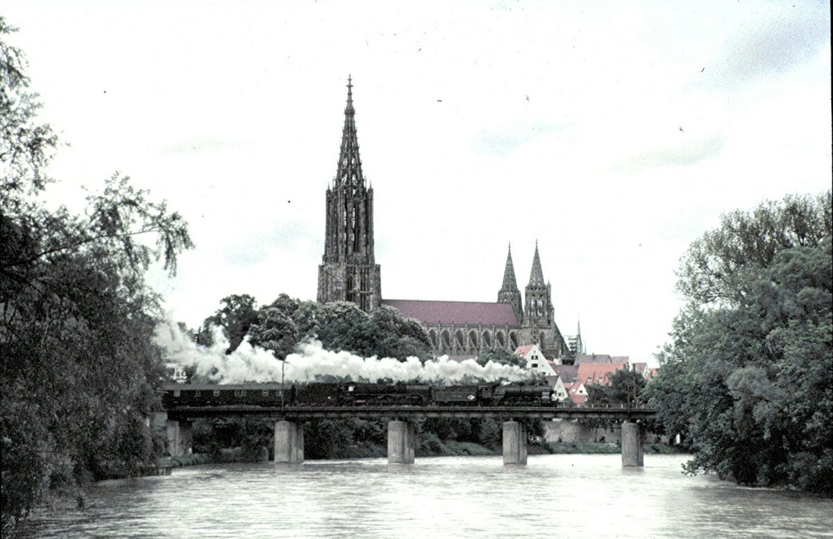 S 3/6 Nr.3673 und 01 066 kehren nach erfolgreicher Deutschlandfahrt über die Donaubrücke bei Ulm nach Nördlingen zurück, am 27.05.1996.