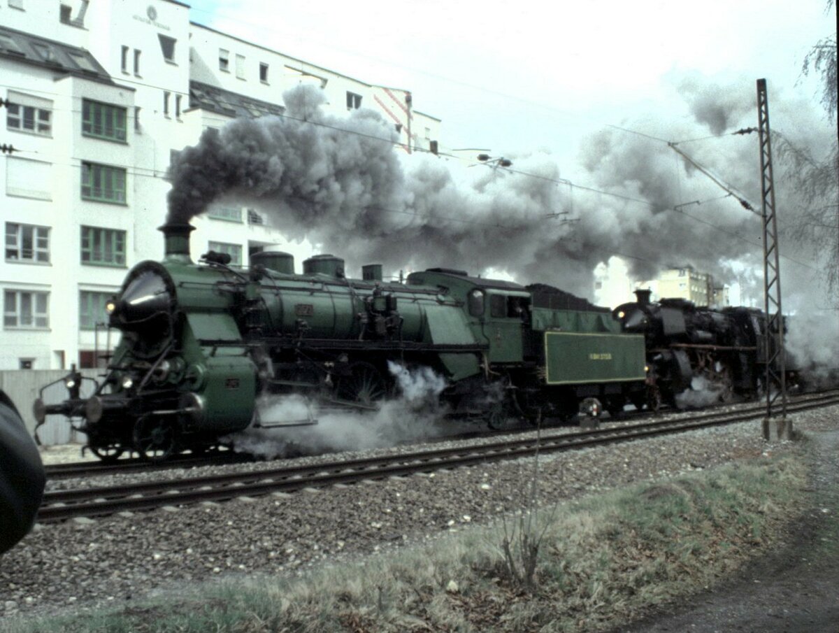 S 3/6 Nr.3673 und 18 316 Badische IV h 1005 fahren in Doppeltraktion aus Ulm aus am 29.03.1997.