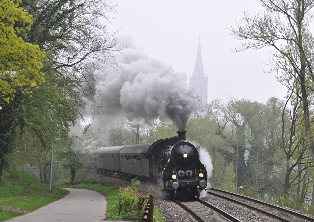S 3/6 Nr.3673 fährt am 01.05.2013 aus Ulm aus. Im Hintergrund ist das Ulmer Münster im Dunst erkennbar. Etwa an der gleichen Stelle hat Carl Bellingrodt viele Jahre davor gestanden und ein ähnliches Foto vom Regelbetrieb gemacht.