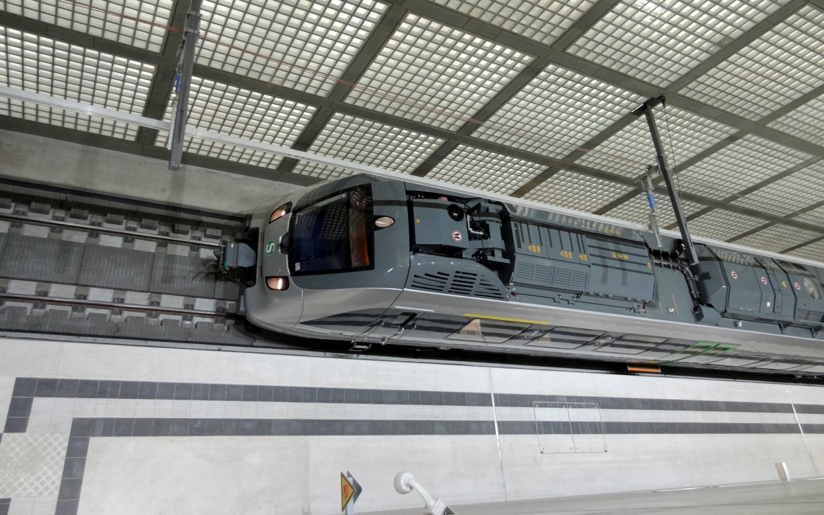 S-Bahn steht in der Station Leipzig Wilhelm-Leuschner-Platz zur Abfahrt bereit.
Aufgenommen im Dezember 2013.