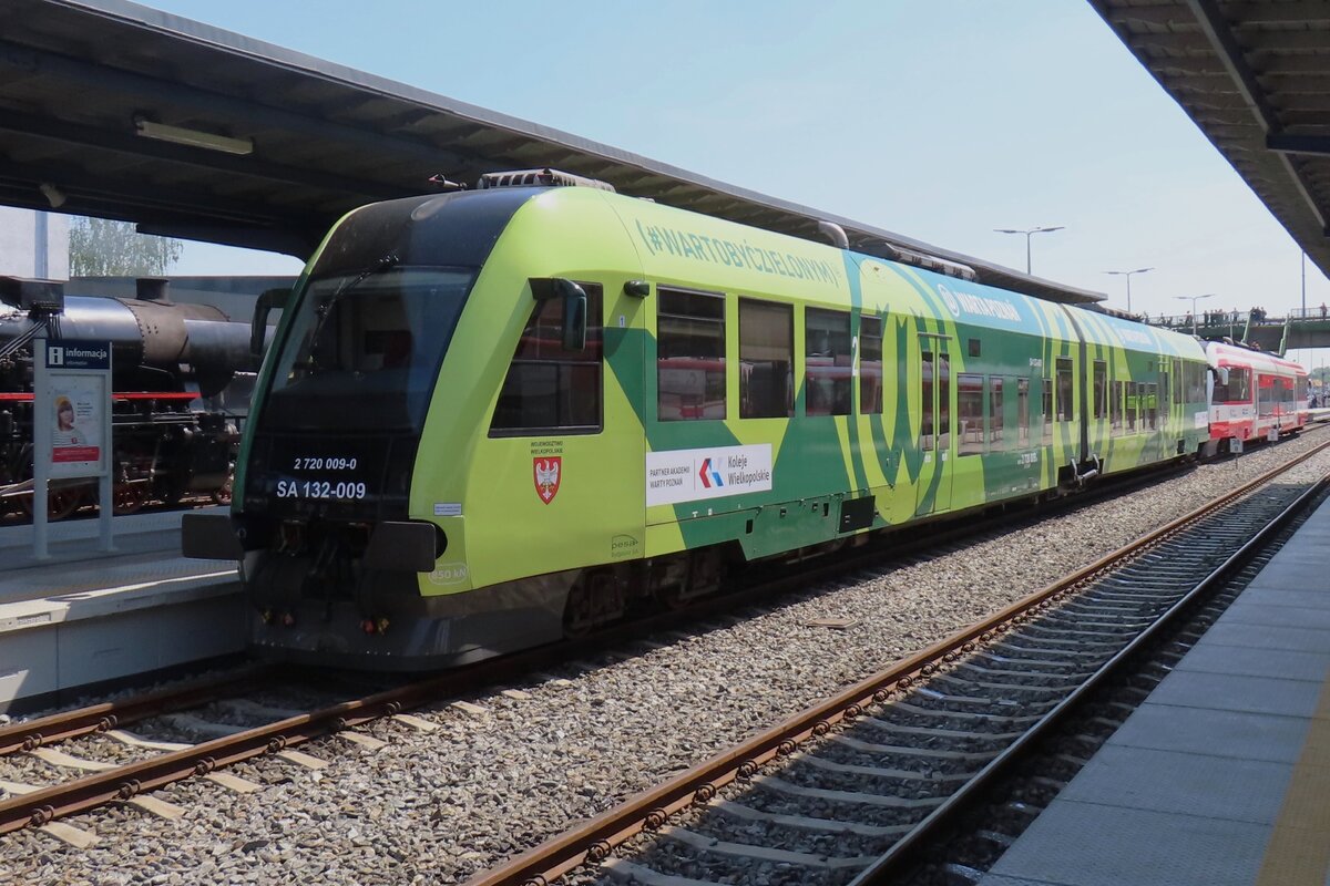 SA 132-009 wirbt für Umweltfreundliche Züge und steht am 4 Mai 2024 in Wolsztyn.