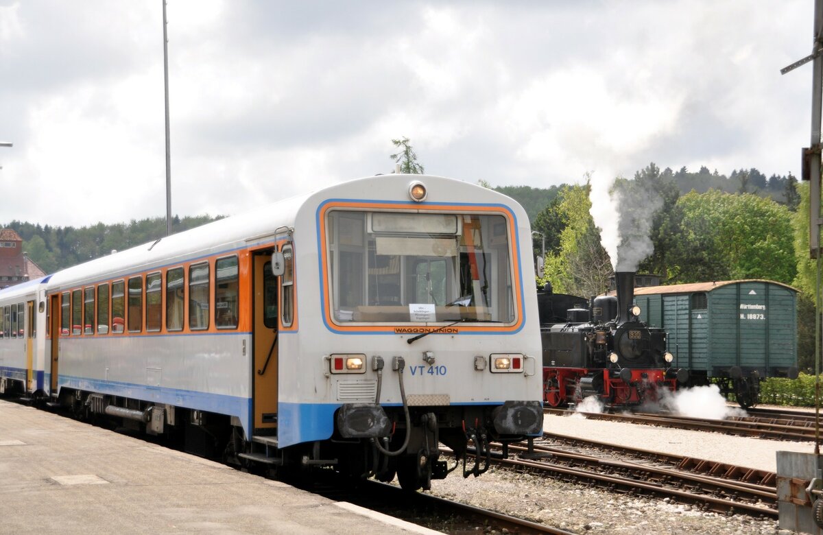 SAB VT 410 in M�nsingen am 01.05.2014. Im Hintergrund rangiert die w�rtt. T 3 Nr.930.