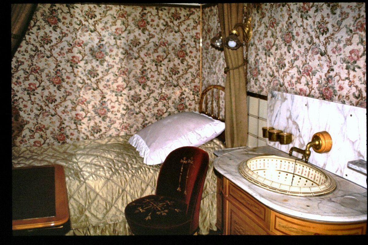 Salonwagen von Kaiserin Victoria Luise, Schlafgemach im LHB/Alstom Werksmuseum in Salzgitter-Watenstedt im Februar 1980.