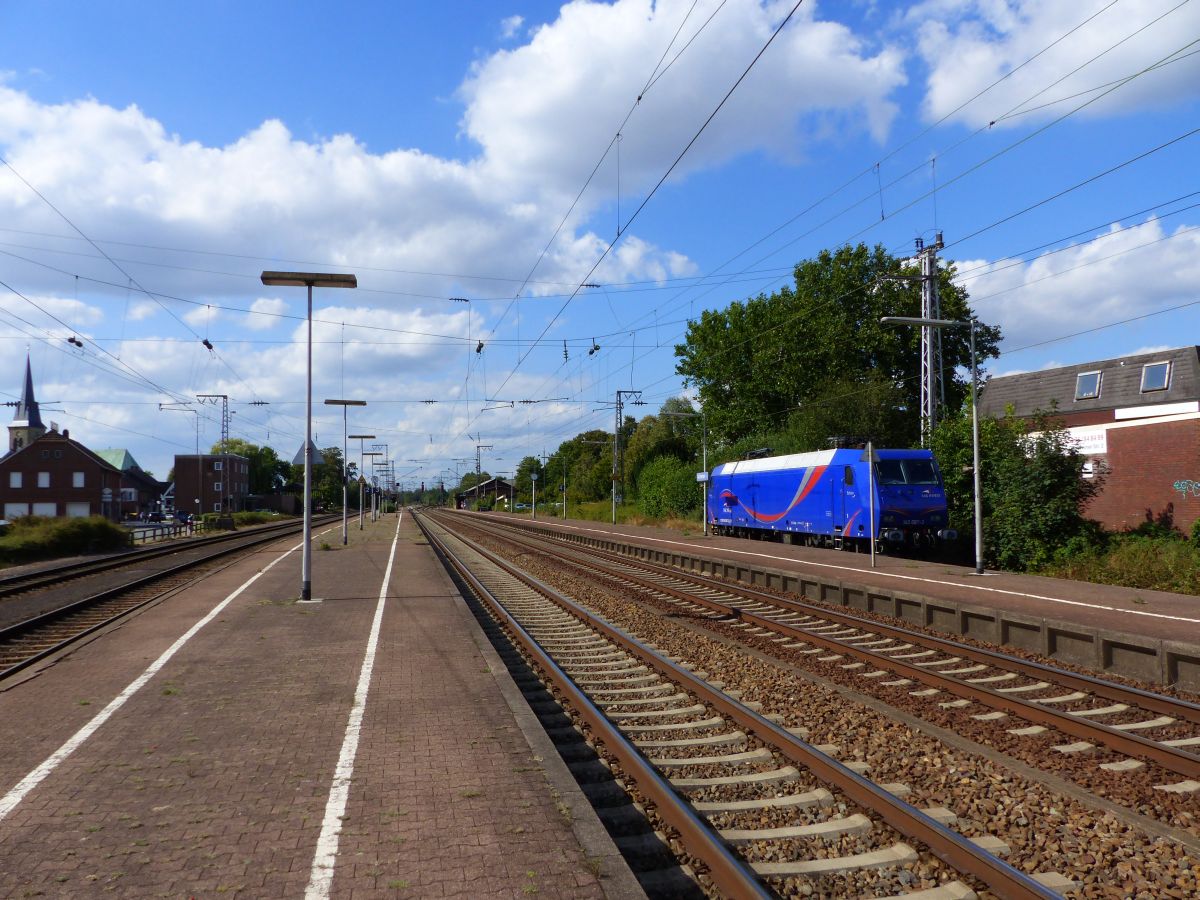 Salzbergen Bahnsteig met Gleis 2,3 und 4, Salzbergen, Deutschland 17-08-2018.

Salzbergen perron met sporen 2, 3 en 4 Salzbergen, Duitsland 17-08-2018.