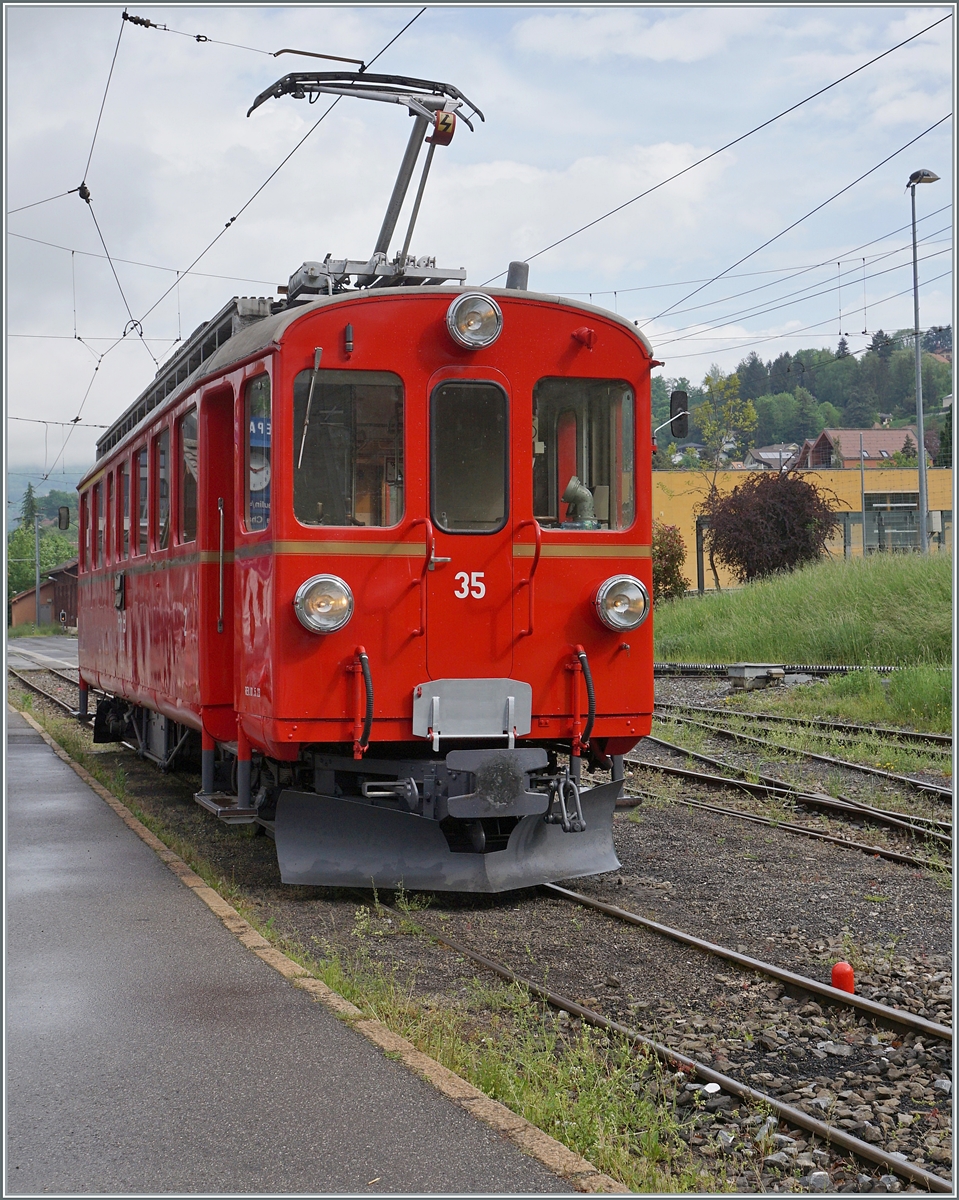 Samstag, 3. Mai 2025; 10:10 - pünktlich mit dem Zeigersprung verlässt der Rhb Bernina Bahn ABe 4/4 I 35 der Blonay-Chamby Bahn Blonay - Die Saison 2025 ist somit eröffnet!

3. Mai 2025