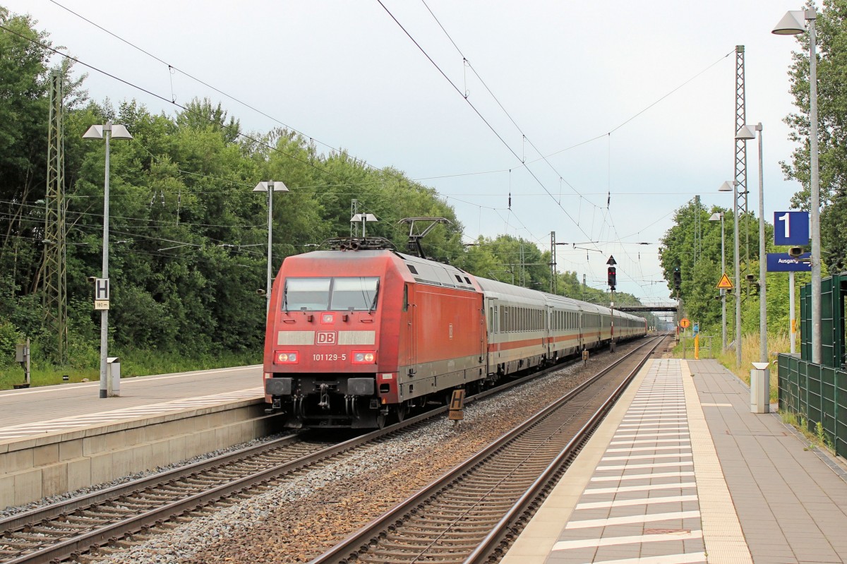 Sandwichgarnitur mit 101 129-5 und am Zugende 101 081-8 sind auf den Weg nach Hamburg. Tostedt den 26.06.2014