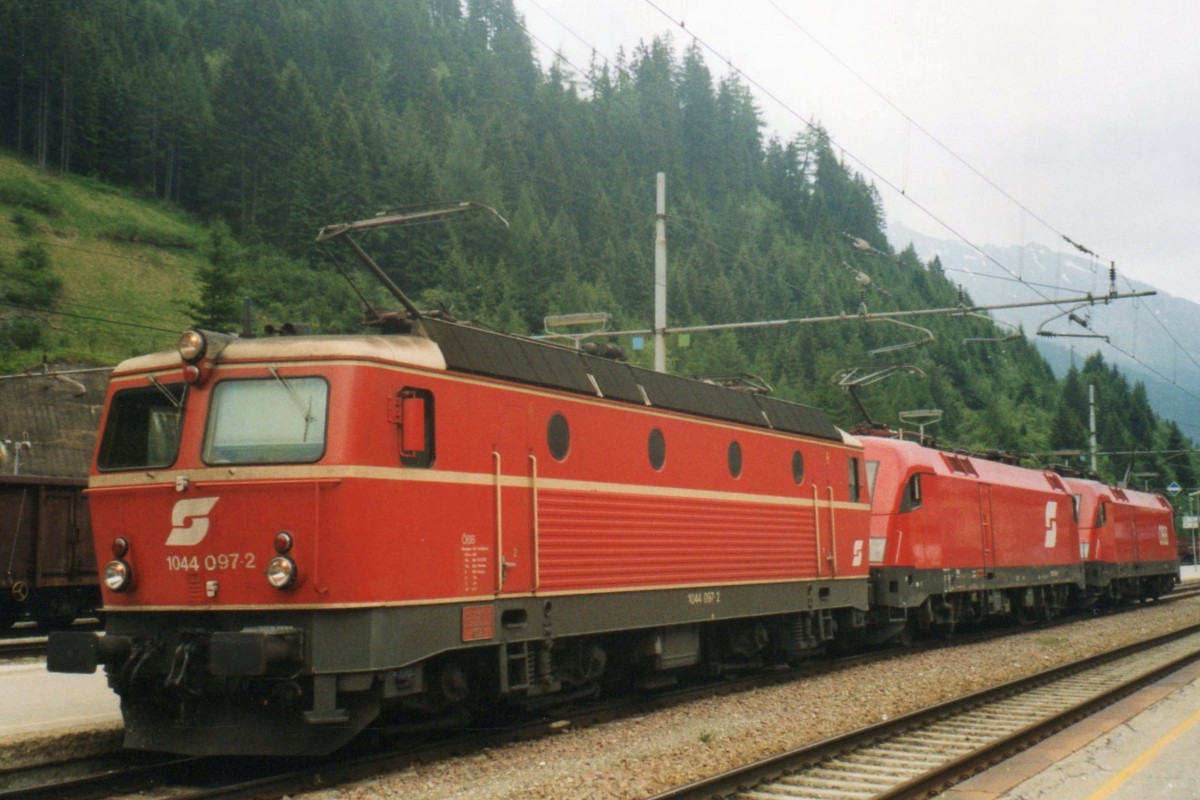 Saukalt war es am Brenner am 3 Juni 2003, wann �BB 1044 097 zwei Tauri zur�ck ins 15kV Oberleitungsbereich brengt.