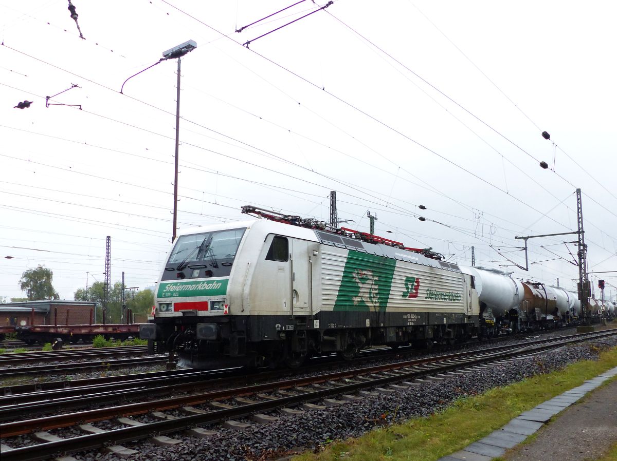 SB (Steiermarkbahn Transport and Logistik GmbH) Lok 189 822-0 Baujahr 2010. Gterbahnhof Oberhausen West, Deutschland 20-10-2016.


SB (Steiermarkbahn Transport and Logistik GmbH) loc 189 822-0 bouwjaar 2010 als laatste voertuig aan een goederentrein. Goederenstation Oberhausen West, Duitsland 20-10-2016.