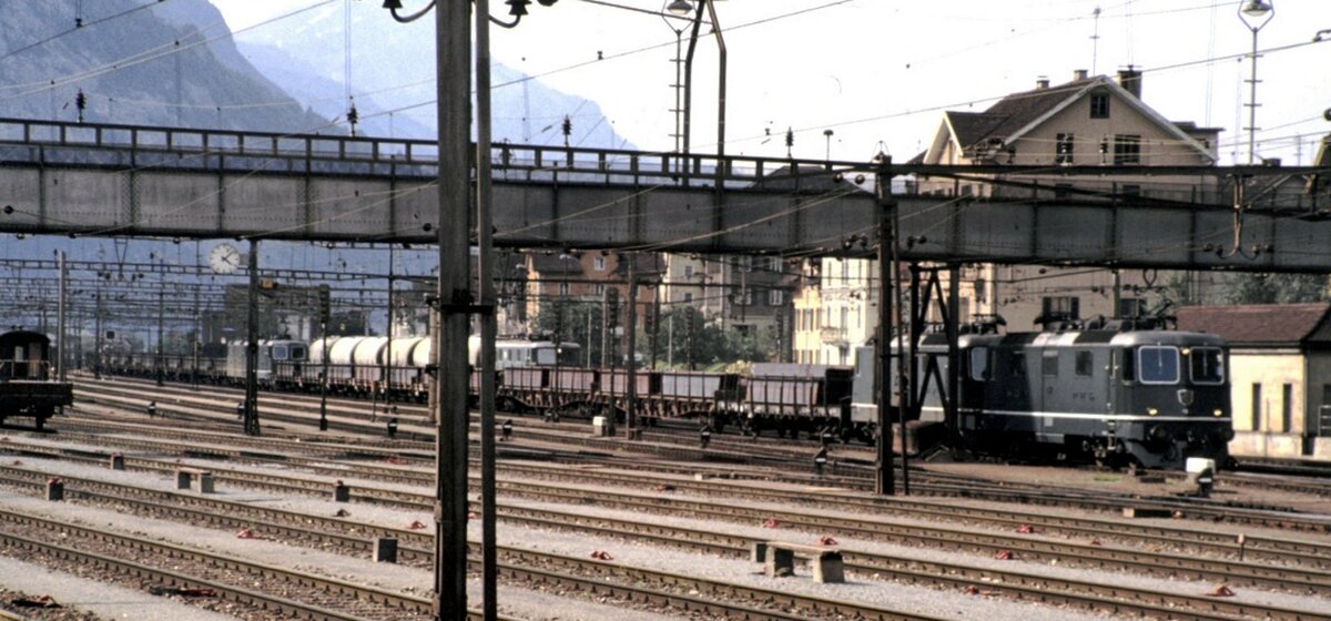 SBB 2 x Re 4/4 III Front und 2 x Re 4/4 III Mitte mit Stahlzug in Erstfeld am 16.06.1980.