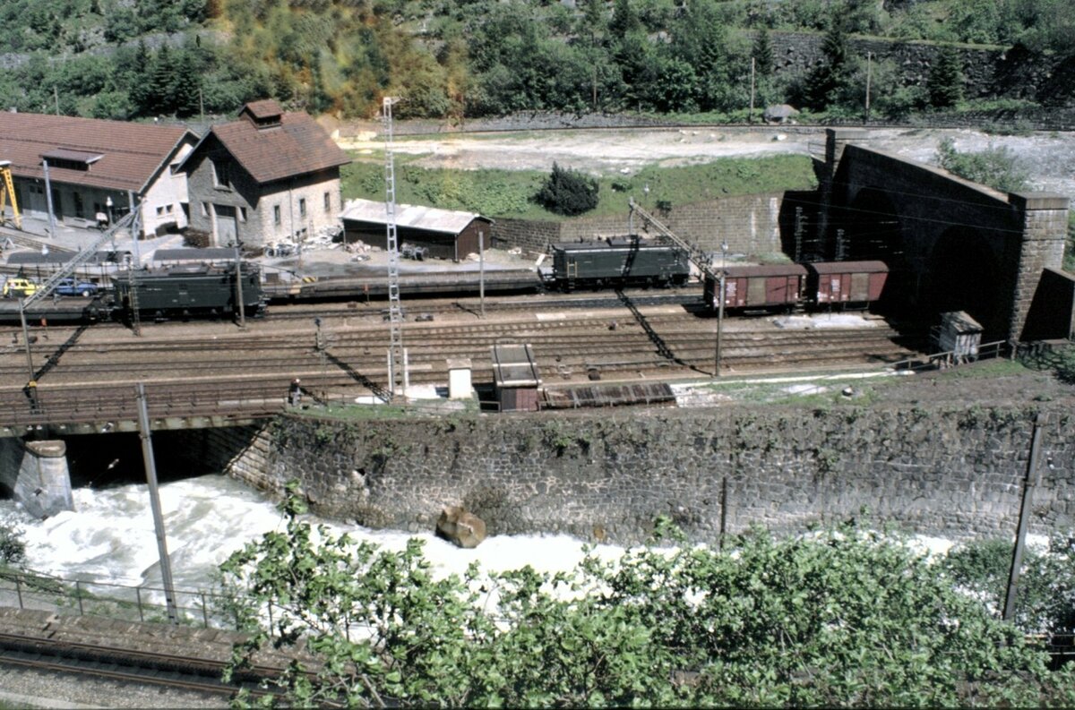 SBB 2x Ae 3/5 in G�schenen kurz vor der Einstellung der Autotransporte durch den Gotthard Eisenbahntunnel am 14.06.1980.