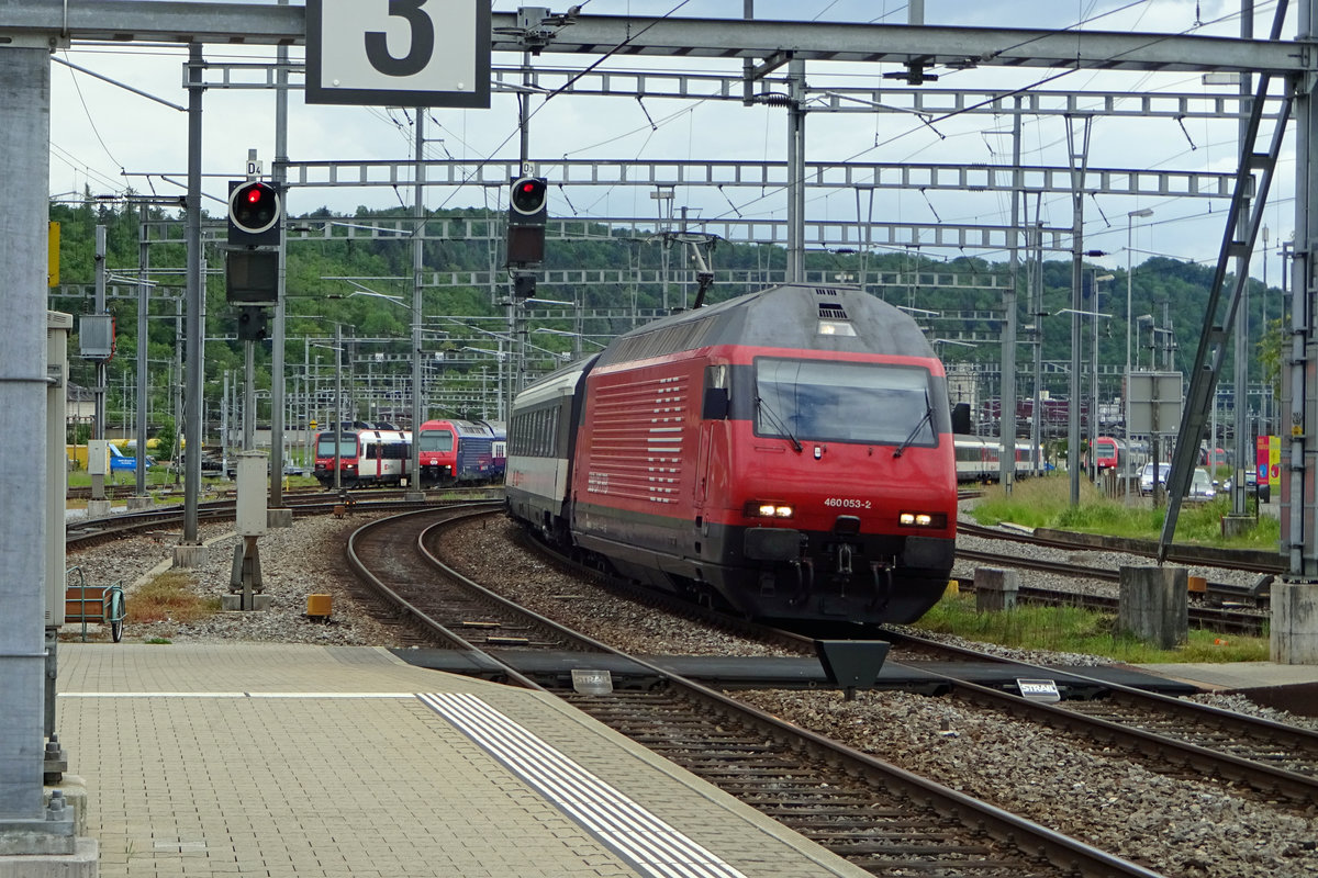 SBB 460 053 durcheilt schlingelend Brugg AG am 25 Mai 2019. 