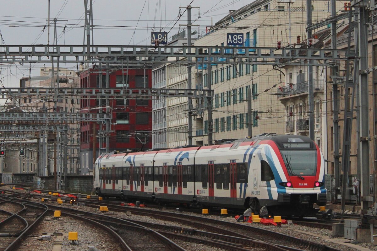 SBB 522 215 verlasst am 31 Dezember 2023 Geneve. Das S-Bahnnetzwerk in Geneve braucht Schweizer und Fransösische Triebzüge durchgehend. 