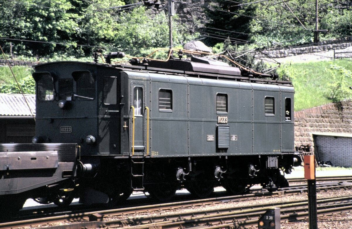 SBB Ae 3/5 Nr.10 223 in Göschenen mit Autozug nach Airolo am 15.06.1980.