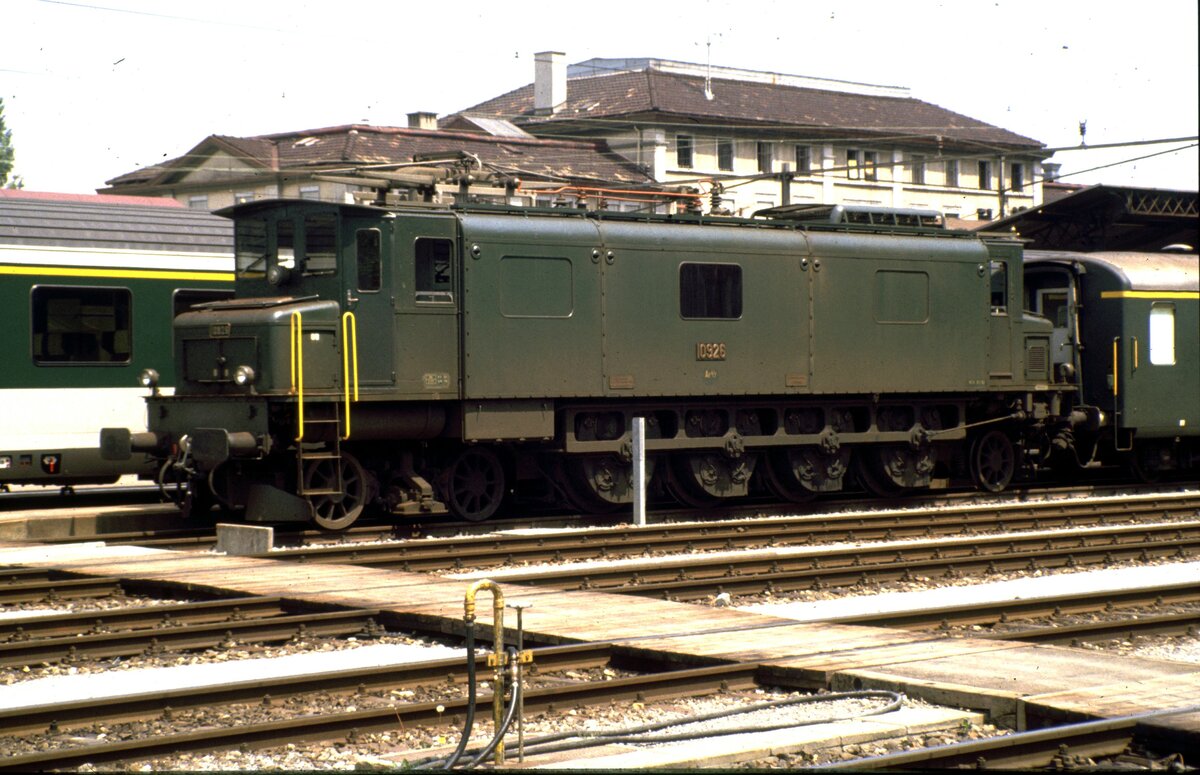 SBB Ae 4/7 Nr.10 926 mit besonderer Seitenansicht (Einzelstück unter den Ae 4/7) in Rorschach am 12.06.1993.