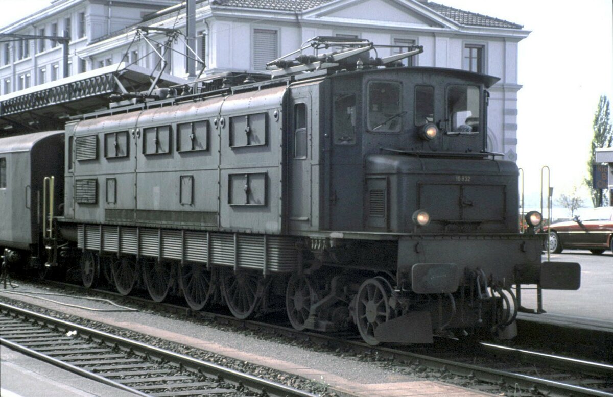 SBB Ae 4/7 Nr.10 932 in Rorschach am 30.04.1990.