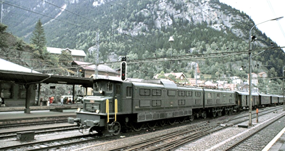SBB Ae 8/14 Nr.11 801 beim Jubiläum 100 Jahre Gotthardbahn in Göschenen am 22.09.1981.