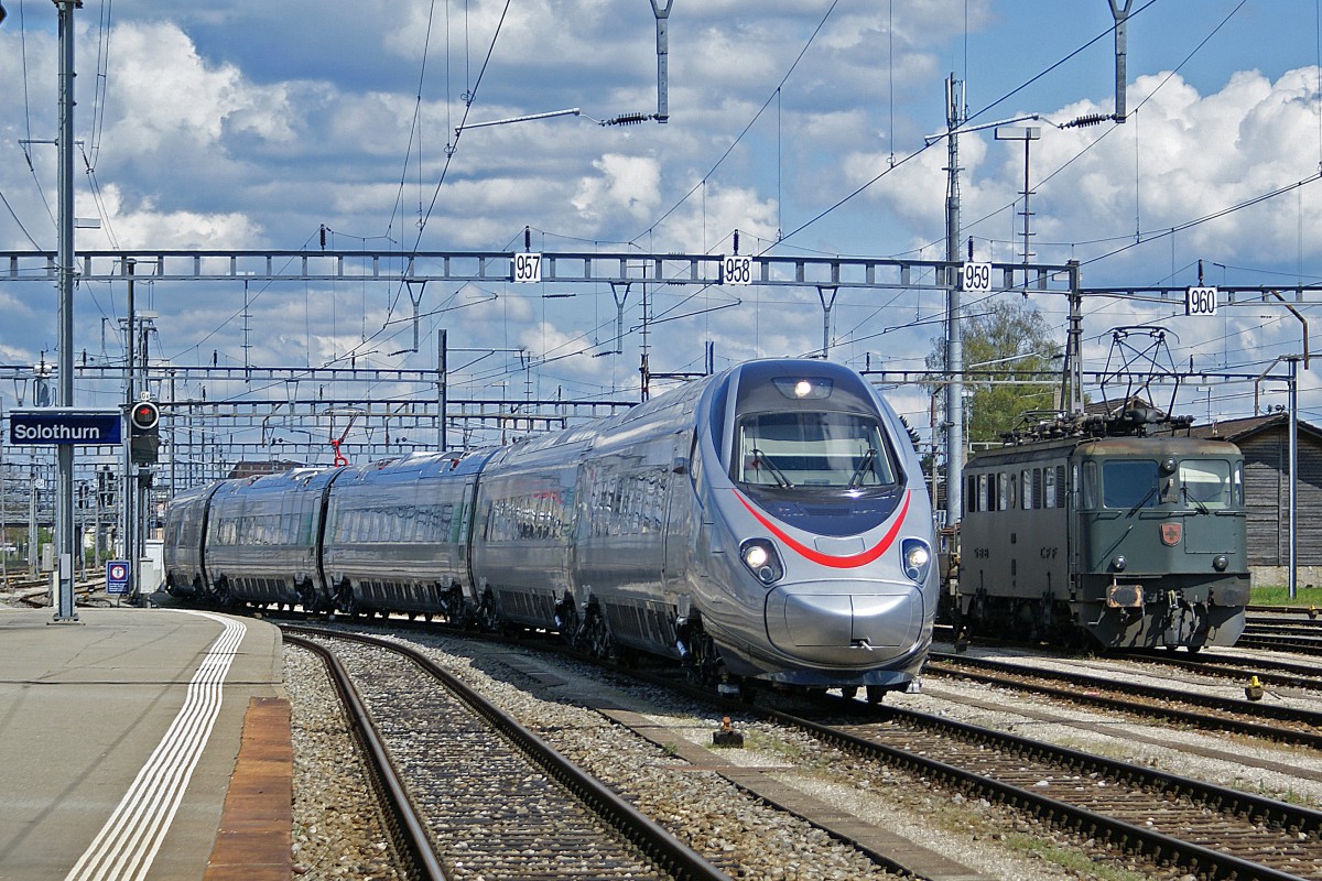 SBB: ALT und NEU in Solothurn am 29. April 2008. Während damals die Ae 6/6 an Werktagen noch jeden Tag in Solothurn HB zu sehen war, handelt es sich beim ETR 610 um einen sehr seltenen Gast. Er war an jenem Tag für Testfahrten zwischen Solothurn HB und Grenchen Süd unterwegs.
Foto: Walter Ruetsch 