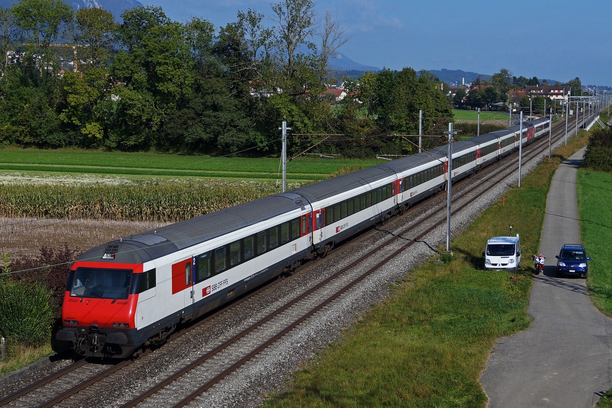 SBB: Am 2. Oktober 2014 verkehrte interessanterweise ein  KONSTANZER  zwischen Biel und Zürich mit 9 EW lV und einer Re 460 als Zwischenlok. Die Aufnahme ist bei Selzach entstanden.
Foto: Walter Ruetsch