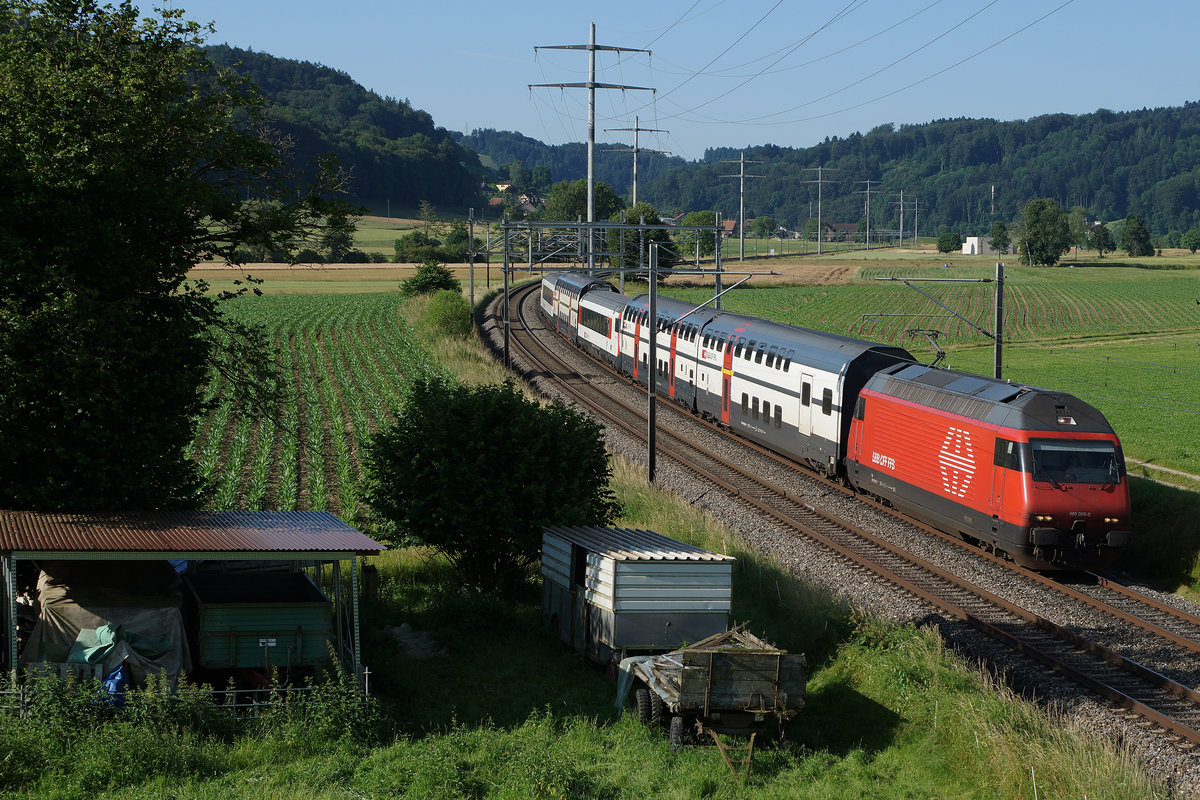 SBB: Am 28. Juni 2016 brachte die Re 460 069-8 verschiedene Wagentypen nach Olten zur Reparatur. Die Aufnahme dieses  LEICHENZUGES  ist bei Bettenhausen entstanden.
Foto: Walter Ruetsch
