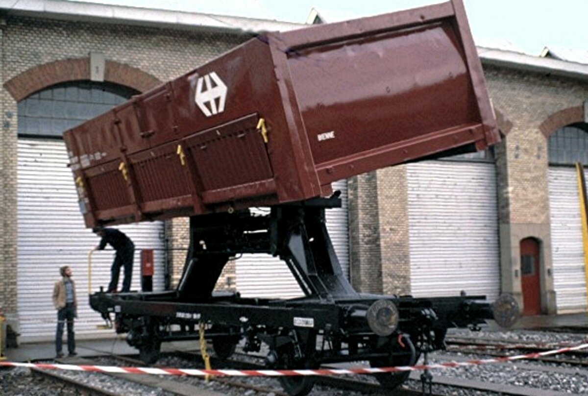 SBB Betriebswerkstatt Z�rich, Tag der offenen T�r am 25.10.1980. - Hochbordwagen kippbar.