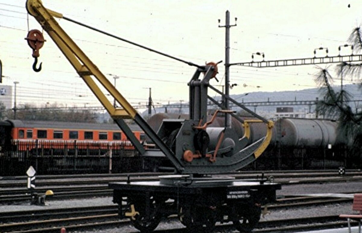 SBB Betriebswerkstatt Z�rich, Tag der offenen T�r am 25.10.1980. - Kranwagen f�r Handbetrieb.