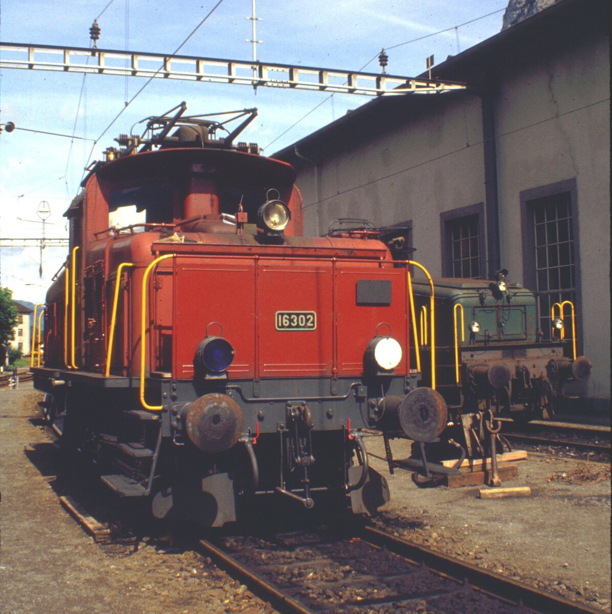 SBB Ee 3/4 Nr.16 302 und im Hintergrundsteht eine Ce 6/8 in Erstfeld am 11.09.1980.