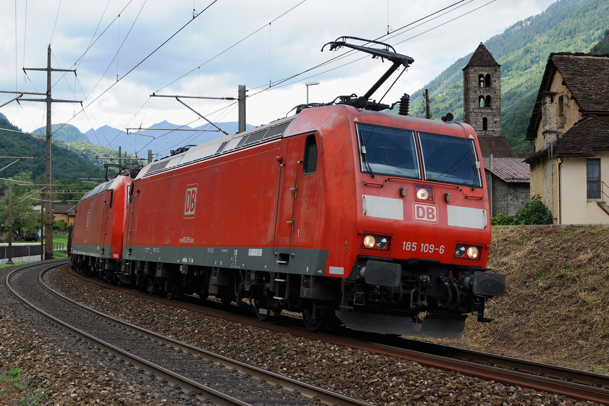 SBB: Ein Doppelpacket der BR 185 auf der Fahrt in den Süden bei Giornico am 28. Juli 2016 unterwegs. Zuglok ist die 185 109-6.
Foto: Walter Ruetsch