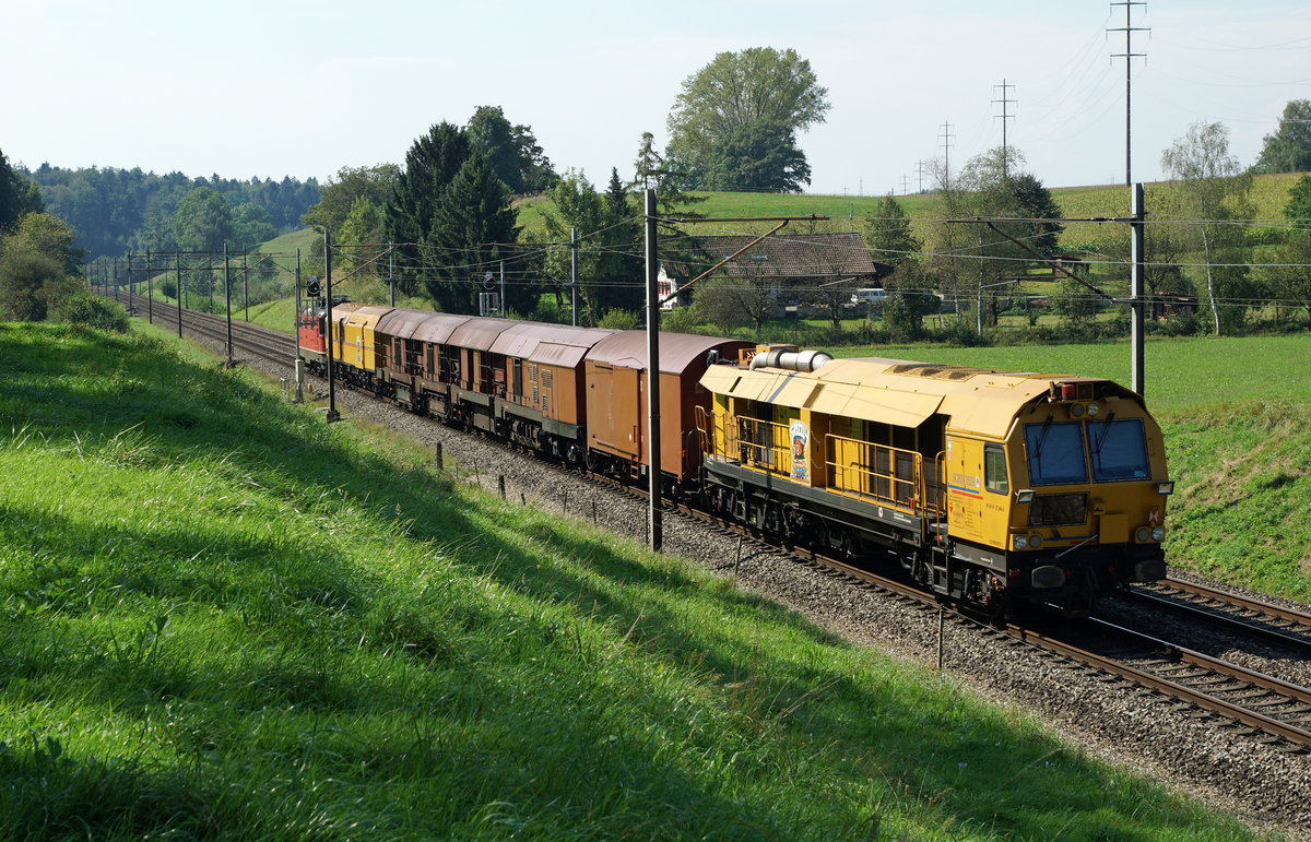 SBB: Eine unbekannte Re 4/4 II mit einer Gleisbaumaschine von Scheuchzer am Haken zwischen Niederbipp und Wangen an der Aare am 12. September 2016.
Foto: Walter Ruetsch 