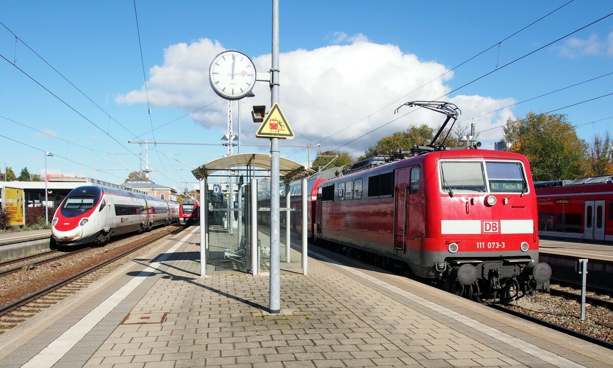 SBB ETR 610 (RABe 507) und daneben (sehr klein) 623 037 R S7 und 111 073 RE 72 in Memmingen am 23.10.2021.