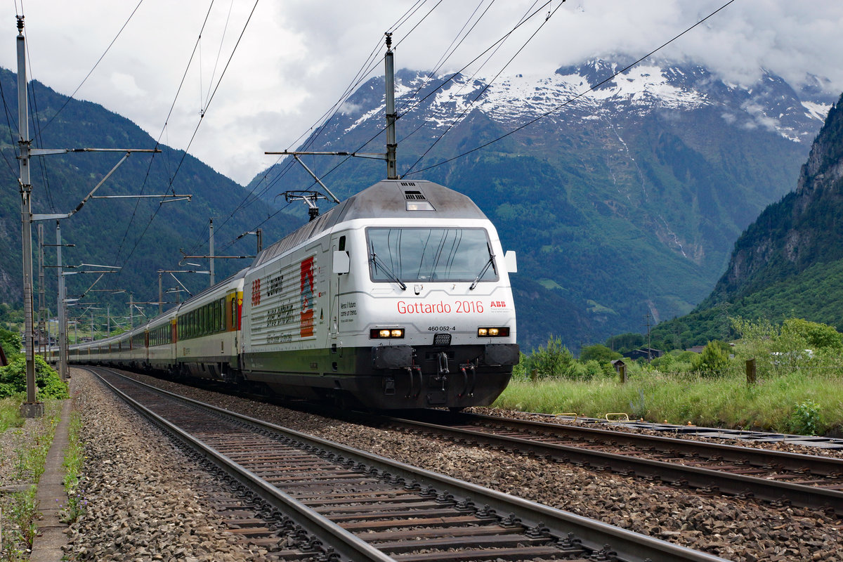 SBB:  GOTTARDO 2016 
Bis auf die maximale Länge verstärkter Extrazug Biasca-Erstfeld mit der Re 460 052-4 bei Erstfeld am 4. Juni 2016.
Foto: Walter Ruetsch