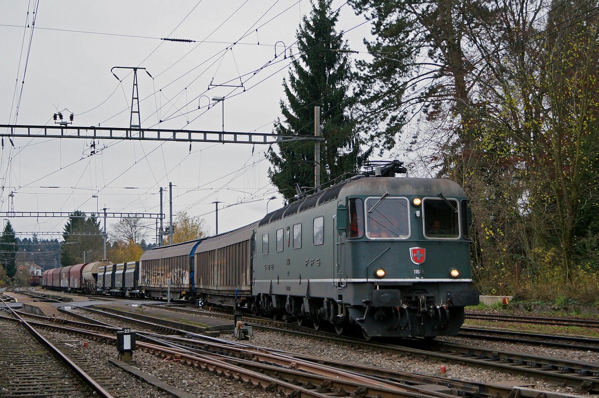 SBB: Güterzug Wiler bei Utzenstorf - RBL mit Re 6/6 11646  BUSSIGNY  bei der Durchfahrt Gerlafingen am 2. Dezember 2014.
Foto: Walter Ruetsch