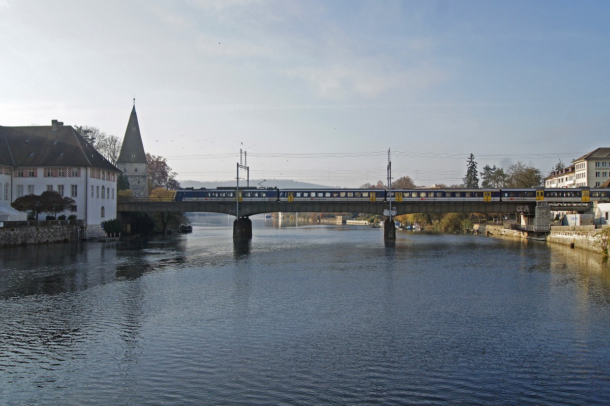 SBB: Herbstliche Stimmung in Solothurn. Regionalzug mit RBDe 560 auf der Aarebrücke aufgenommen am 21. November 2011.
Foto: Walter Ruetsch