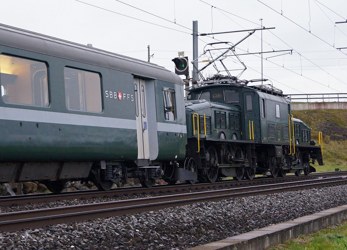 SBB HISTORIC: Extrazug mit der Ce6/8 lll 14305 und dem AS 2802 bei Roggwil am 15. November 2014.
Foto: Walter Ruetsch