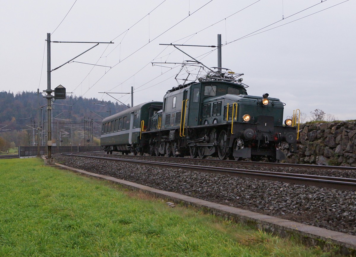 SBB HISTORIC: Extrazug mit der Ce6/8 lll 14305 und dem AS 2802 bei Roggwil am 15. November 2014.
Foto: Walter Ruetsch