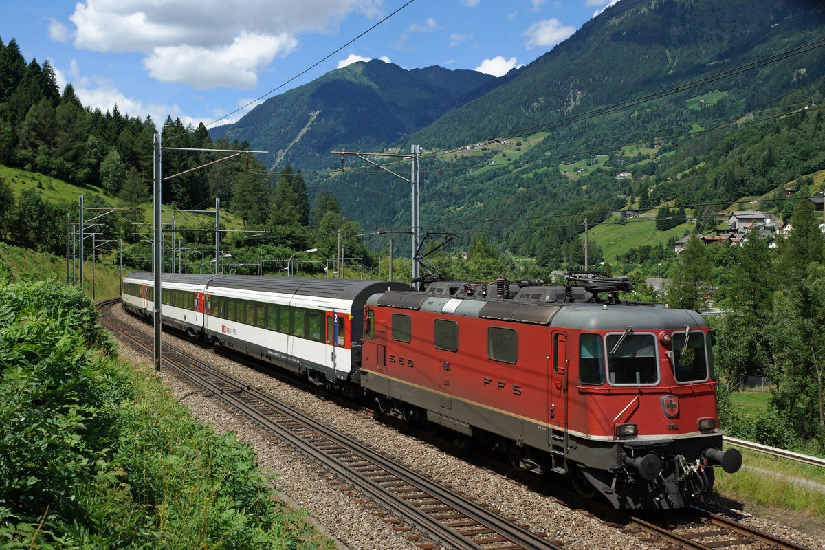 SBB: IR Basel-Locarno mit der Re 4/4 11194 auf der Gotthrd-Südrampe am 28. Juli 2016.
Foto: Walter Ruetsch 